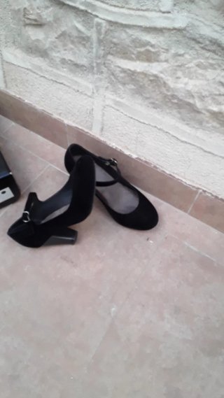 Zapatos negros ante plataforma