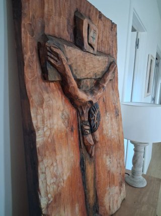 Talla de madera de Jesús crucificado