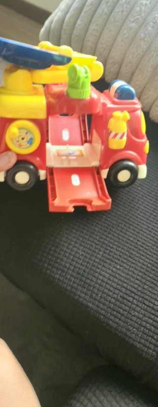 Pista de Bomberos, comisaria de policia y coche
