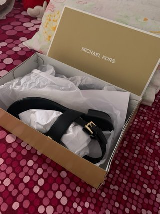 Sandalias Michael Kors Negras con Logo Dorado