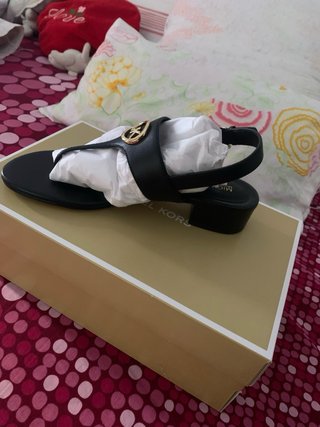 Sandalias Michael Kors Negras con Logo Dorado