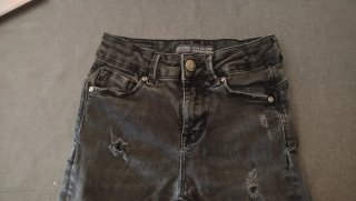 Vaqueros skinny negros con rotos efecto push up