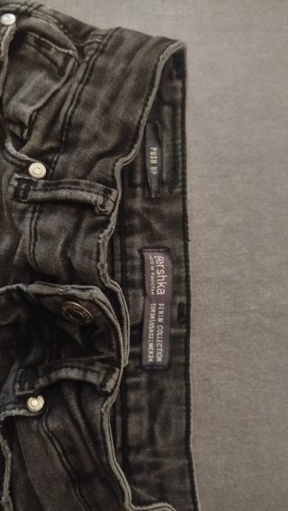 Vaqueros skinny negros con rotos efecto push up
