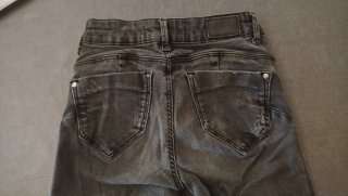 Vaqueros skinny negros con rotos efecto push up