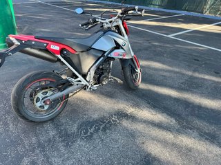 BMW Supermotard Negra y Roja