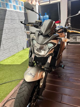 Kawasaki Z650 Naked Negra y Plateada