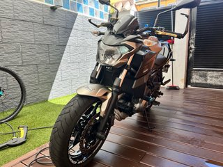 Kawasaki Z650 Naked Negra y Plateada