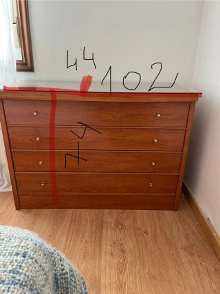 Cómoda de madera con tapa de cristal