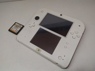 Nintendo 2DS Blanca Roja NO Carga + Juego (LEED)