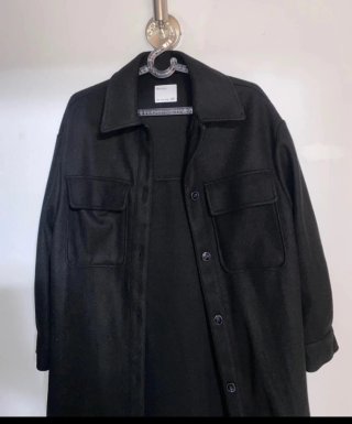 Abrigo largo Bershka oversize negro bolsillos