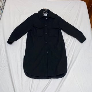 Abrigo largo Bershka oversize negro bolsillos