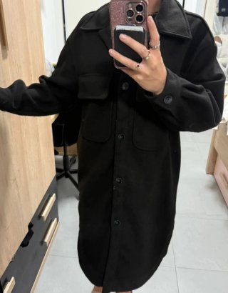 Abrigo largo Bershka oversize negro bolsillos