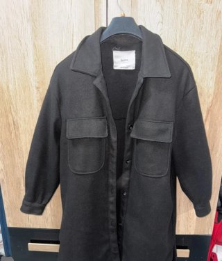 Abrigo largo Bershka oversize negro bolsillos