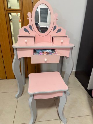 Tocador infantil rosa con espejo y silla niña