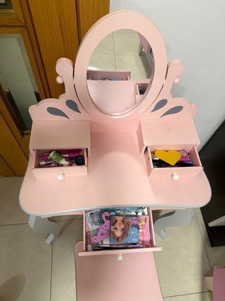 Tocador infantil rosa con espejo y silla niña