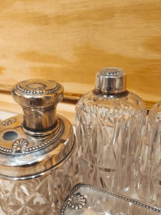 Juego de tocador antiguo de cristal tallado