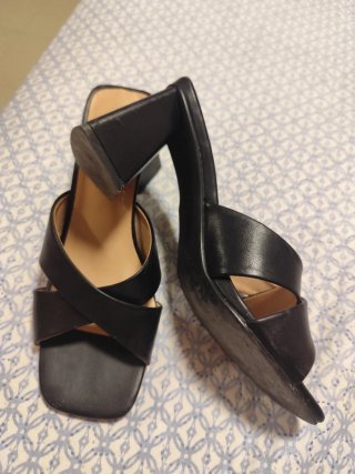 Sandalias tacón negras cruzadas