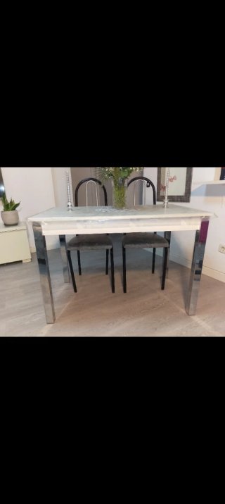 Mesa de comedor y 4 sillas