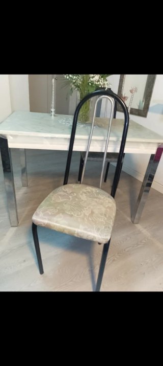 Mesa de comedor y 4 sillas