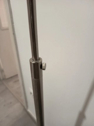 Lámpara de pie metálica con pantalla