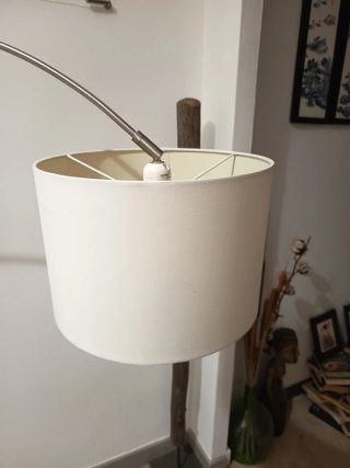 Lámpara de pie metálica con pantalla