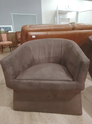 Butaca pequeña marrón tela