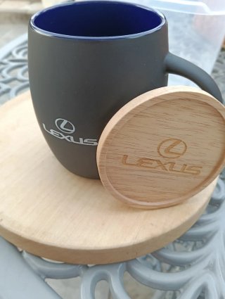 Taza Lexus Negra y Marrón con Tapa Madera