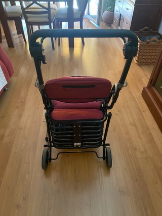 Andador Sani-cor con asiento y compartimento bajo