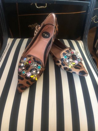 Zapatos planos piel animal print con pedrería