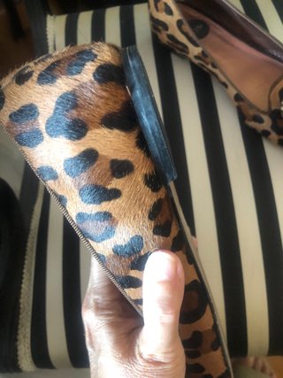 Zapatos planos piel animal print con pedrería