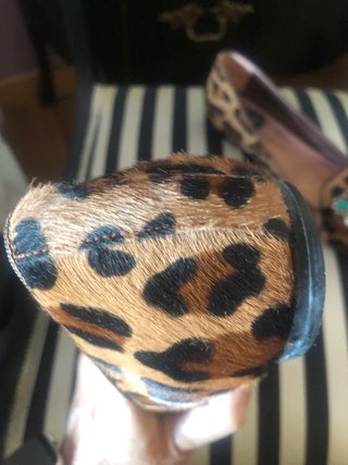 Zapatos planos piel animal print con pedrería
