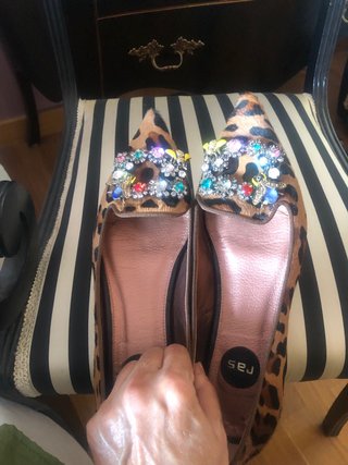 Zapatos planos piel animal print con pedrería