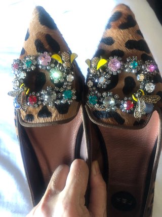 Zapatos planos piel animal print con pedrería