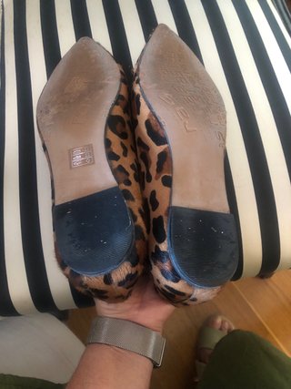 Zapatos planos piel animal print con pedrería