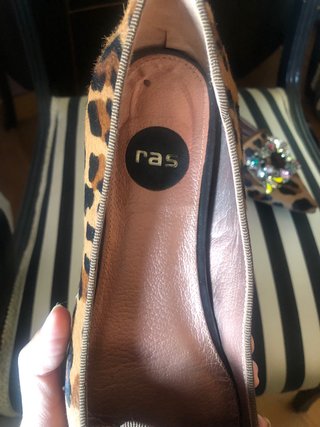 Zapatos planos piel animal print con pedrería