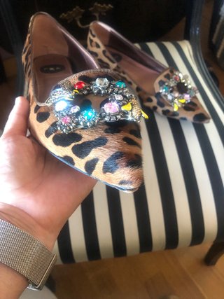 Zapatos planos piel animal print con pedrería