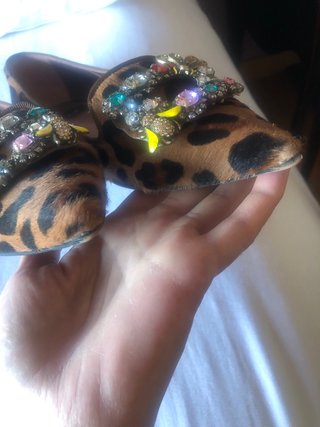 Zapatos planos piel animal print con pedrería