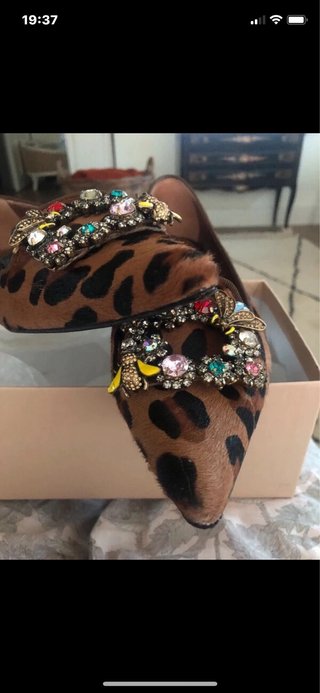 Zapatos planos piel animal print con pedrería