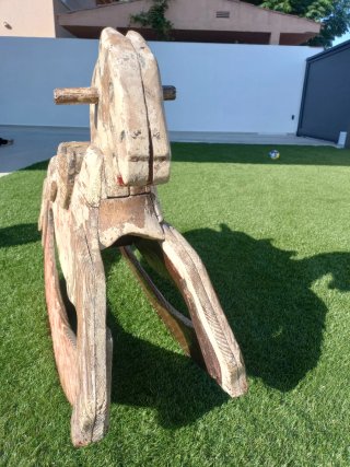 Caballito de madera antiguo