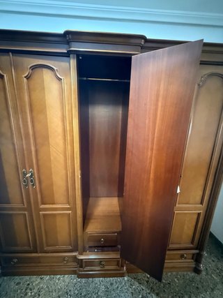 Armadio in legno massello