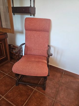 Butaca mecedora de madera y tela