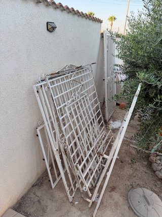 Rejas de hierro  blancas y puerta de hierro