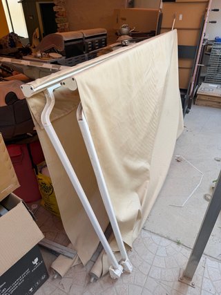Toldo beige y blanco