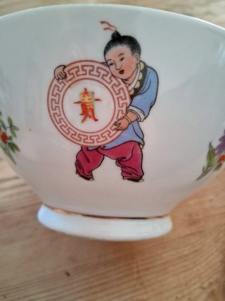 Bol de porcelana fina auténtica con sello.