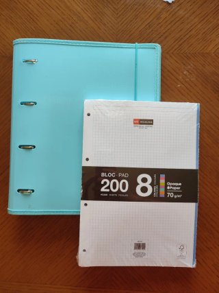 Carpeta roja o azul con recambio de papel cuadricu