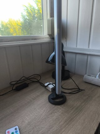 Lámpara LED de pie morada y blanca
