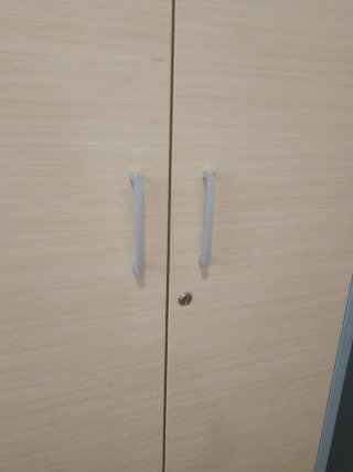 Armario grande de madera y metal
