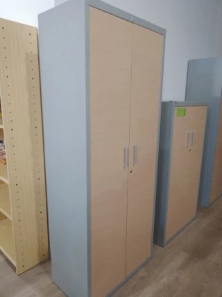 Armario grande de madera y metal