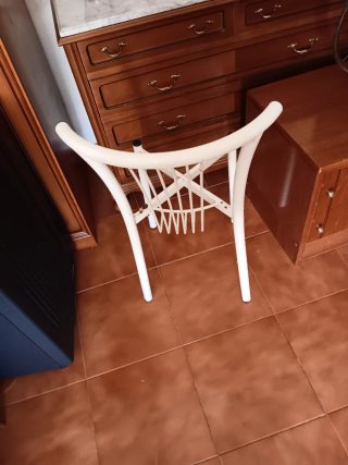 Silla de hierro blanca para restaurar