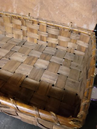 Cesta antigua de castaño tejida